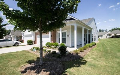 Gorgeous Villa home w/ Hardwoods & Screened Porch!